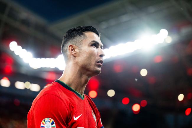 Cristiano Ronaldo đã đạt cột mốc 200 lần đá chính cho đội tuyển Bồ Đào Nha. Trước đó anh đã ra sân 215 lần với 133 bàn thắng và 45 đường kiến ​​tạo