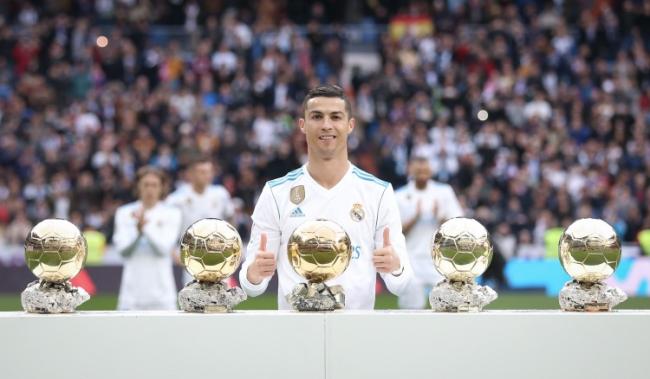 Cristiano Ronaldo 2 năm liên tiếp không phải ứng cử viên cho danh hiệu Ballon d'Or, 18 lần liên tiếp được đề cử và 12 lần đứng trong top 3 và 5 lần giành chiến thắng.